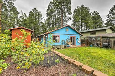کلبه Forested Flagstaff Getaway: Garden, Gas Grill