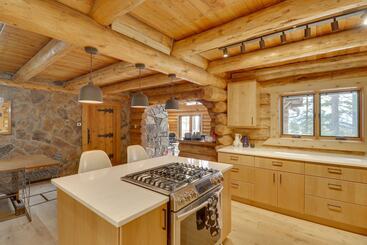 بيت ريفى Hand Crafted Cabin W/ Whitefish Lake Views!