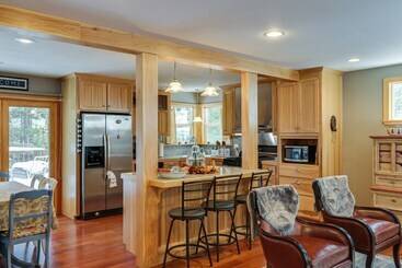 별장 Homey Long Barn Cabin W/ Deck & Fire Pit!