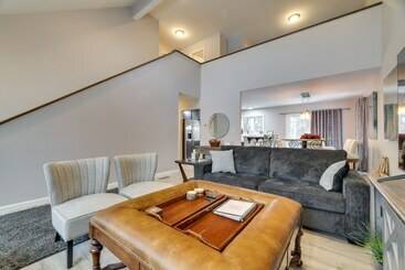 بيت ريفى Lakefront Long Pond Home W/ Deck!