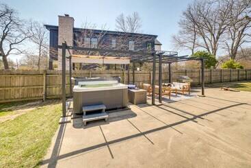 Сельский дом Lovely Kalamazoo River Home W/ Dock & Hot Tub