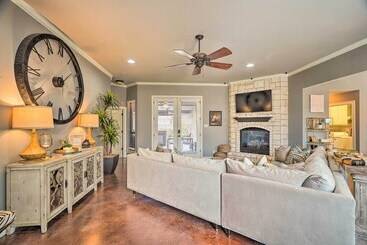 کلبه Luxe Midland Retreat W/ Patio, Grill & Yard!
