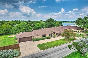 별장 Luxury Granbury Home W/ Private Boat Dock!