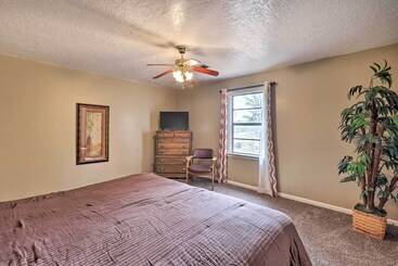 کلبه Charming Gadsden Home W/ Golf Course Views!