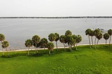 بيت ريفى Palmetto Home W/ Manatee River Access!