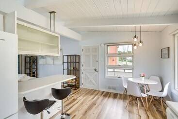 茅舍 Riverfront Elkhart Rental: Deck & Ping Pong Table!