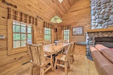 קוטג'' Riverfront Lewiston Cabin W/ Stone Fireplace!