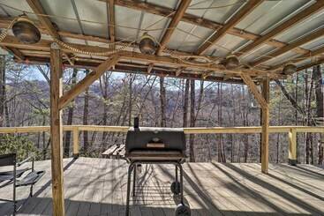 茅舍 Deck + 2 Fire Pits: Riverfront Spruce Pine Rental!