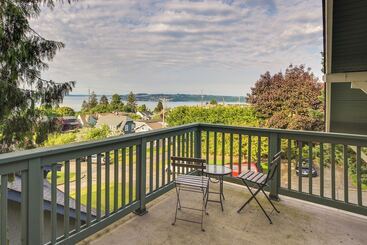 کلبه Serene Tacoma Home W/ Furnished Deck & Views!