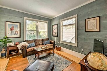 کلبه Ski Haven W/ Deck Access, Walk To Main St!