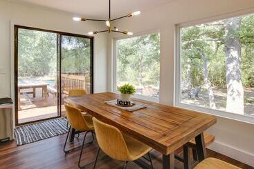 کلبه Somerville Cabin W/ Private Pool!