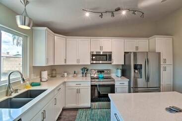 کلبه Stylish Glendale Home W/ Private Yard + Patio