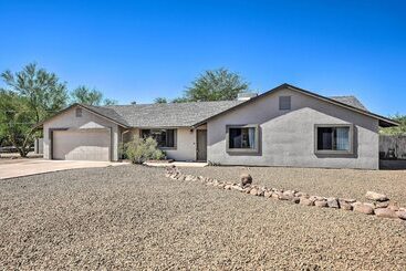 کلبه Sunny Phoenix Home W/ Pool + Backyard Oasis!