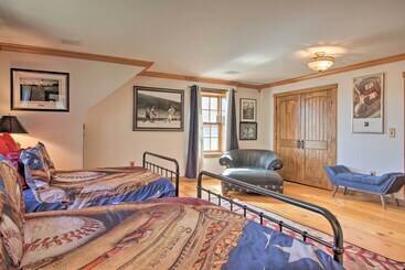 קוטג'' Timeless Red Sox Retreat W/ Scenic Mountain Views!