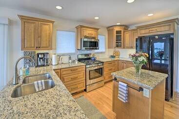 별장 Waterfront East China Home W/ Dock & Patio!