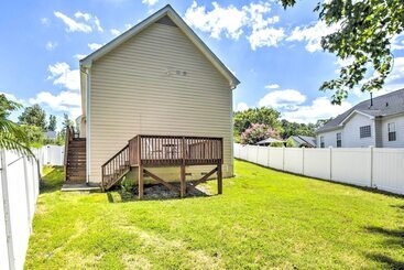 کلبه Welcoming Abode W/ Yard ~ 1 Mi To Dtwn Apex!