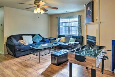 کلبه Central Fayetteville Home W/ Gas Grill!