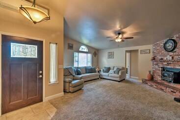 Сельский дом Coastal Retreat Near Redwoods & 2 Miles To Beach!