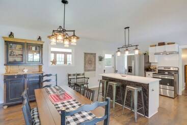 بيت ريفى South Haven Farmhouse W/ Fire Pit, 4 Mi To Beach!
