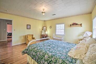 بيت ريفى Delightful Retreat W/ Fireplace + Large Yard!