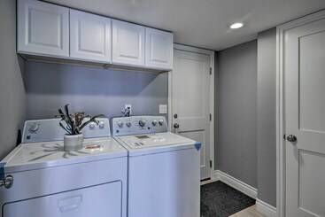 별장 Discovery Bay Retreat W/ Balcony & Boat Dock!