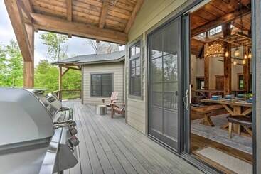 Сельский дом Elegant Mtn Chalet W/ Deck: 1 Mi To Mt Snow!