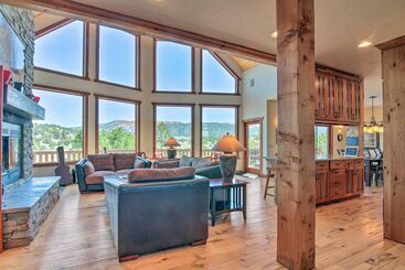 بيت ريفى Elegant Retreat W/ Stunning Views & Hot Tub!