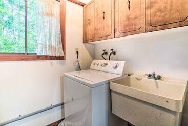 بيت ريفى Enchanting Coos Bay Sanctuary W/ Lush Views!
