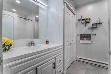 茅舍 Family Home W/ Locust Lake Access & Game Room!