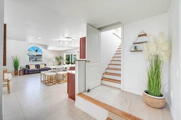 بيت ريفى Modern Naples Oasis W/ Saltwater Pool & Jacuzzi!