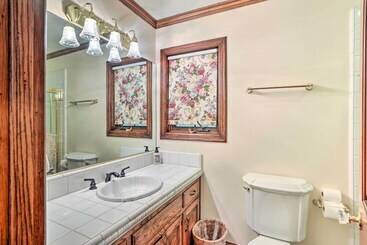 קוטג'' Ornate Lake Arrowhead Home With Deck