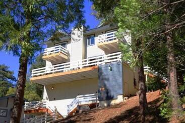 별장 Picturesque Cabin: 2 Balconies, Walk To Lake!