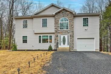 بيت ريفى 3 Mi To Kalahari: Pocono Summit Home W/ Game Room!