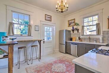 Сельский дом Renovated Historic Home W/ Yard: 2 Mi To Dtwn