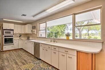 별장 Riverfront Family Home: Yard, Orchard, Dock!