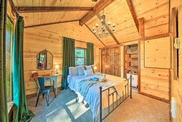 بيت ريفى Rustic Chic Woodland Hideaway W/ Hot Tub!