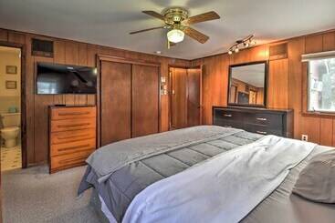 کلبه Walk To Lake Harmony: Home W/ Hot Tub & Fire Pit