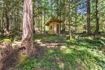 بيت ريفى Rustic Sequim Cabin W/ Fire Pit & Forested Views!