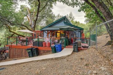 コテージ Secluded Placerville Cabin W/ Deck: Walk To River!