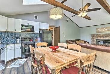 별장 Walk To Lake & Beach: Pocono Cabin W/ Fire Pit