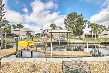بيت ريفى Canalside Crystal River Home W/ Dock & Kayaks