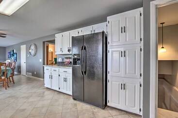 بيت ريفى 2 Private Decks: Lake View Osage Beach Home