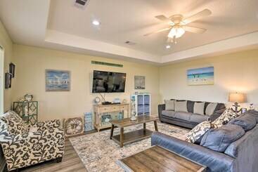 茅舍 Private Beach Access: Coastal Freeport Home!