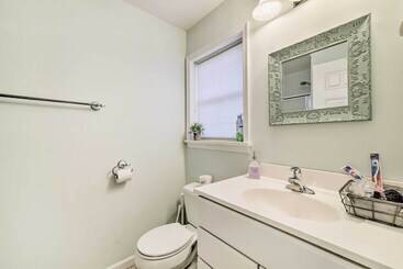 コテージ Tree Lined Pocono Lake Home W/ Hot Tub + Decks!