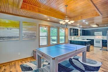 Сельский дом Waterfront Yantis Retreat W/ Deck & Zipline!