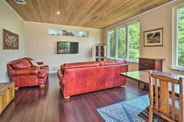 별장 Pet Friendly Austin Home W/ Deck, Yard, & Views!