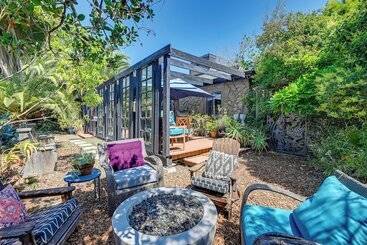 별장 Bohemian Wonderland: Benicia Bungalow W/ Pergola!