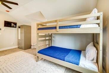 별장 Charming Florence Home W/ Fire Pit & River Views!