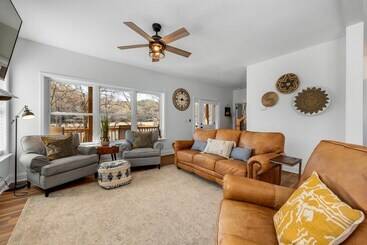 קוטג'' Charming Murphy House With Deck & River Views!