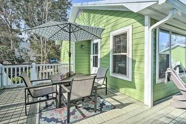 קוטג'' Coastal Hideaway ~ 1/2 Mi To Beach + Boardwalk!